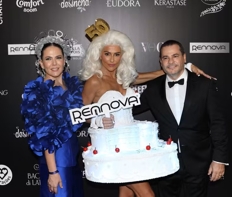 Vogue: Deborah Secco se veste de bolo para homenagear os 50 anos da Vogue Brasil